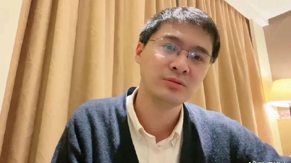 kaiyun-罗翔：如果一个人突然努力工作，业余时间开始学习，不再参加社交活动，那么，身边的人可能不仅不会帮他，还会拉他下来，原因就一个！